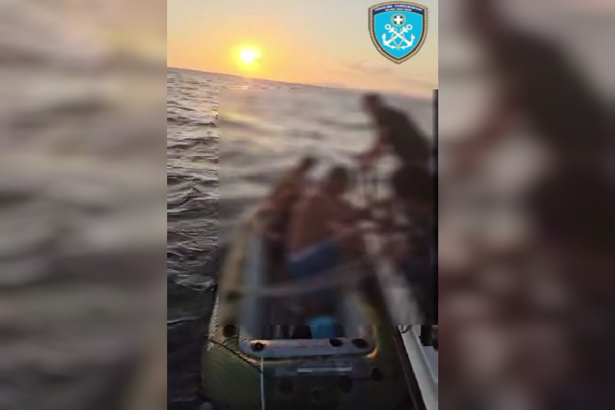 Ρουμάνοι σε λέμβο παρασύρθηκαν από τα κύματα στον Σαρωνικό – Βίντεο από τη διάσωσή τους από το Λιμενικό