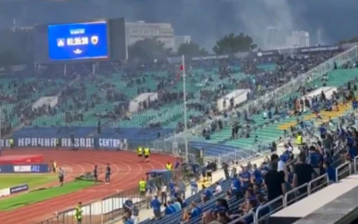 Λέφσκι Σόφιας - ΑΕΚ: Ένταση της αστυνομίας με Βούλγαρους οπαδούς και χρήση δακρυγόνων πριν το ματς