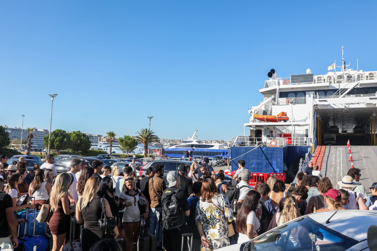 Κορυφώνεται η έξοδος του Αυγούστου: Πάνω από 56.000 αδειούχοι αναχωρούν σήμερα από τα λιμάνια της Αττικής