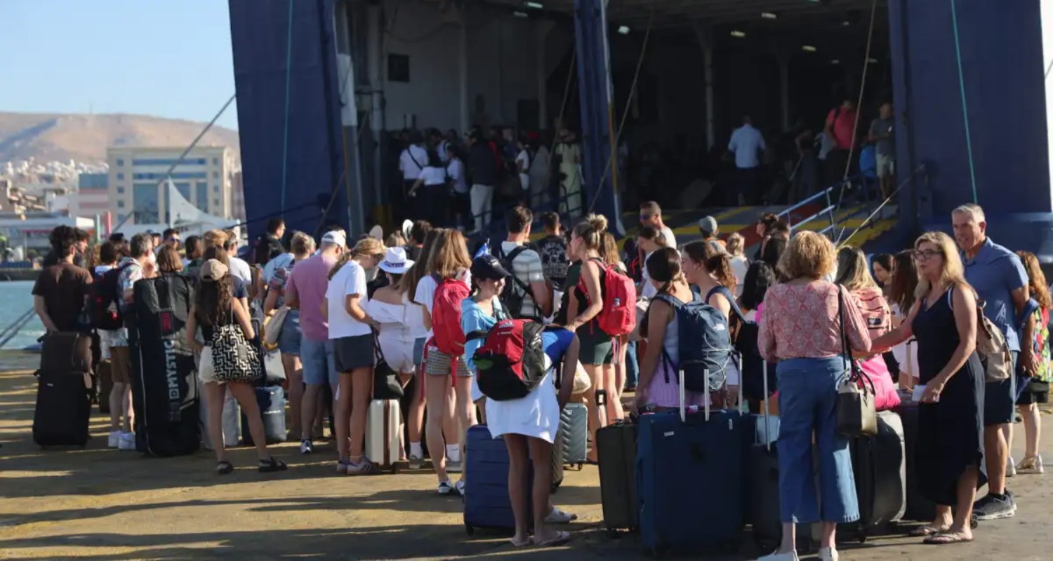 Έξοδος Αυγούστου: Αδειάζει η Αθήνα και η Θεσσαλονίκη – Μαζικά φεύγουν οι εκδρομείς για τις καλοκαιρινές διακοπές τους