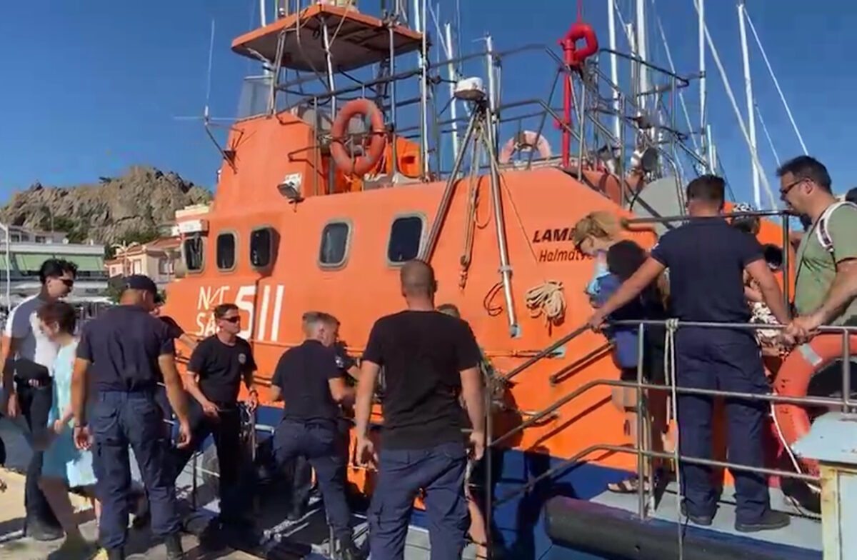 Φωτιά στη Λήμνο: Η στιγμή της απομάκρυνσης 59 ανθρώπων από την παραλία «Θάνος» μέσω θαλάσσης