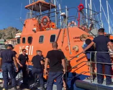 Φωτιά στη Λήμνο: Βίντεο η στιγμή απομάκρυνσης 59 ανθρώπων από την παραλία «Θάνος» μέσω θαλάσσης