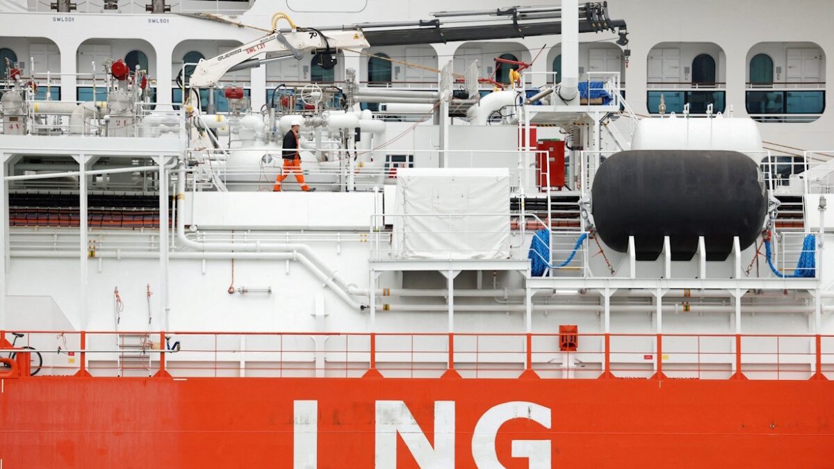 FILE PHOTO: An LNG (Liquefied Natural Gas) ship loads gas to a cruise ship in Barcelona, Spain, January 29, 2024. REUTERS/Albert Gea/File Photo