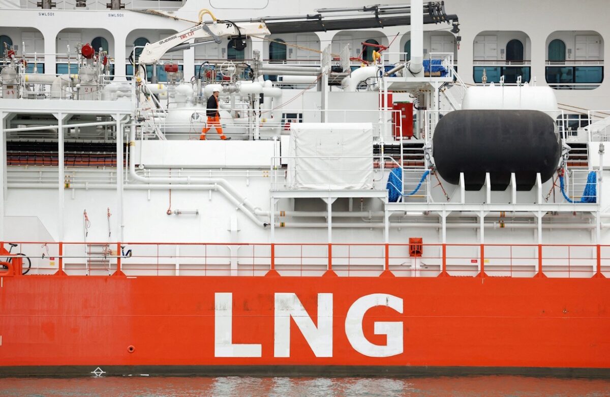 FILE PHOTO: An LNG (Liquefied Natural Gas) ship loads gas to a cruise ship in Barcelona, Spain, January 29, 2024. REUTERS/Albert Gea/File Photo