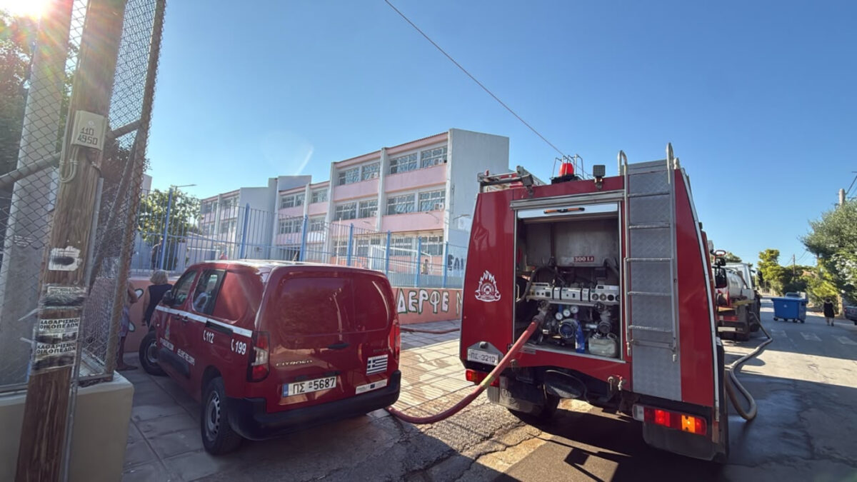 Φωτιά στη Λούτσα: Στις φλόγες στέγη σχολείου - Ισχυρές πυροσβεστικές δυνάμεις