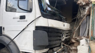 Φορτηγό ισοπέδωσε την πρόσοψη πολυκατοικίας στη Μαγνησία