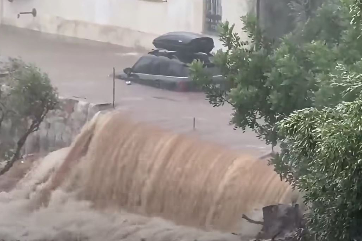 Χάος στη Μάνη από τη σφοδρή νεροποντή: Δρόμοι έγιναν ποτάμια και εικόνες καταστροφής μέσα σε λίγα λεπτά