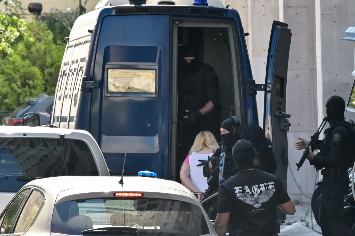 Marfin: Προφυλακιστέα η 46χρονη μετά την απολογία της - «Γνώριζα μόνο φατσικά τους 42χρονους»