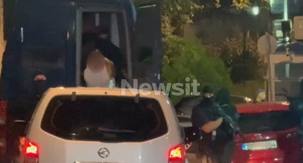 H 46χρονη κατά τη μεταγωγή της στη ΓΑΔΑ