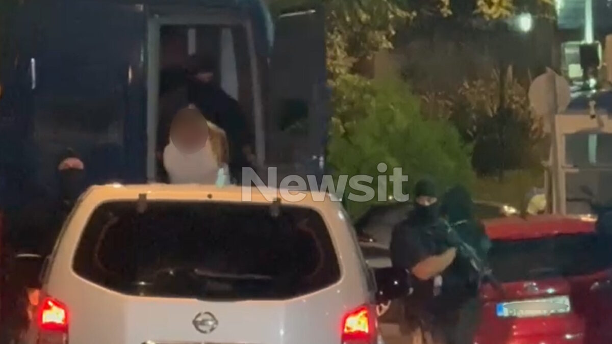 H 46χρονη κατά τη μεταγωγή της στη ΓΑΔΑ