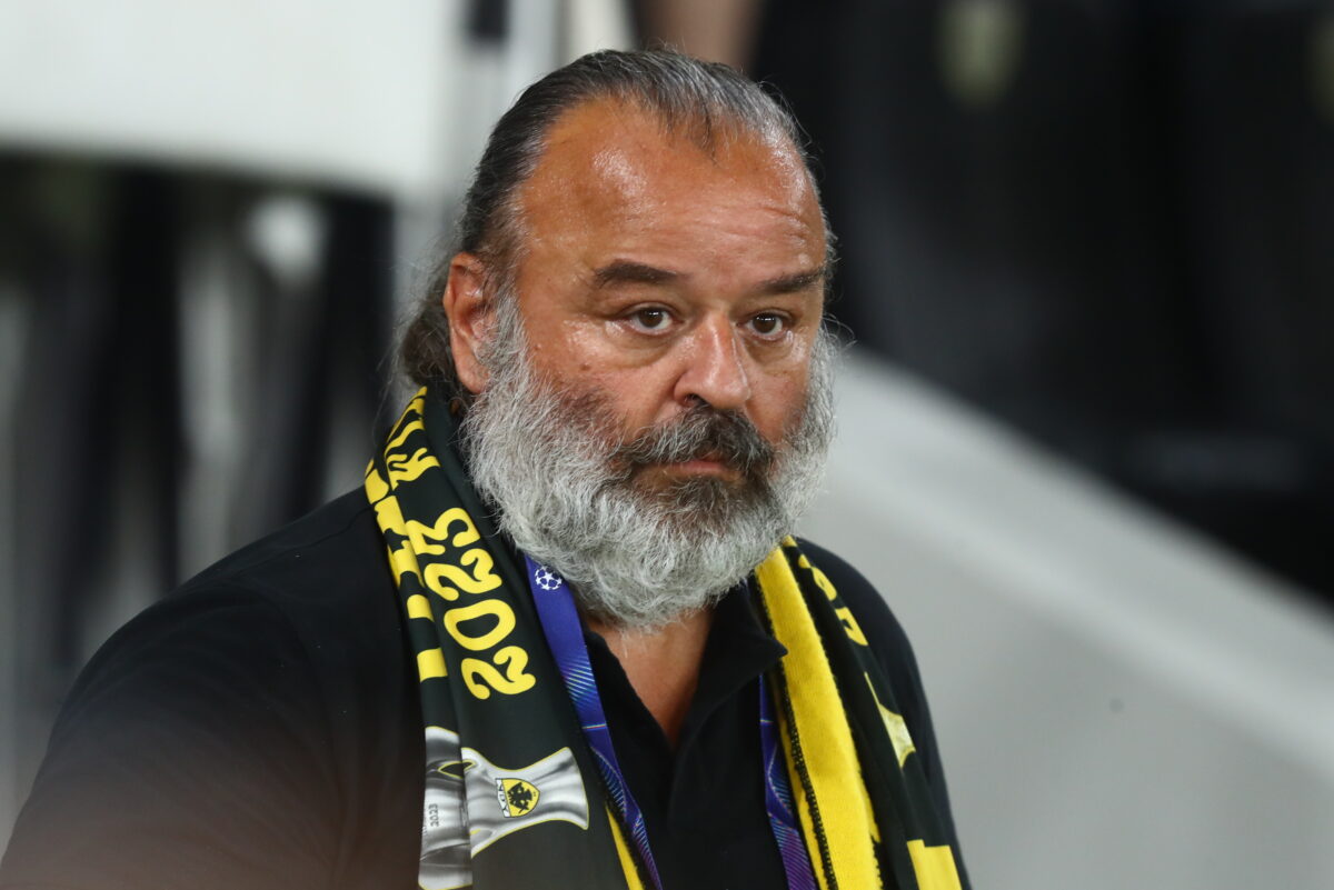 Ο Μάριος Ηλιόπουλος φίλησε την μπάλα του Champions League και τους ποδοσφαιριστές της ΑΕΚ πριν τον αγώνα με τη Λέφσκι