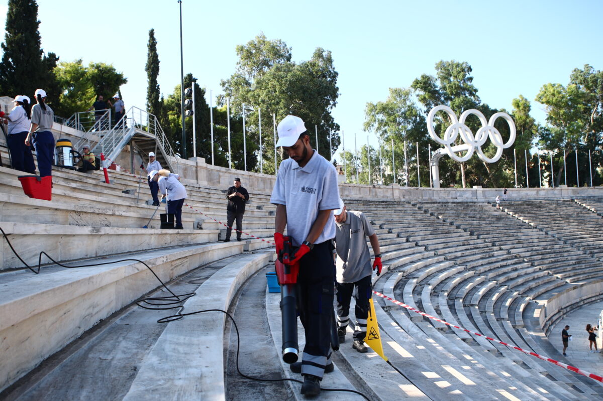 ΚΑΘΑΡΙΣΜΟΣ ΤΩΝ ΜΑΡΜΑΡΙΝΩΝ ΕΠΙΦΑΝΕΙΩΝ ΤΟΥ ΠΑΝΑΘΗΝΑΙΚΟΥ ΣΤΑΔΙΟΥ ΑΠΟ ΤΗΝ ΕΟΕ (ΑΡΓΥΡΩ ΑΝΑΣΤΑΣΙΟΥ