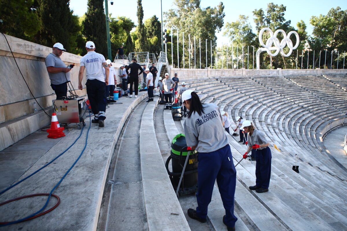 ΚΑΘΑΡΙΣΜΟΣ ΤΩΝ ΜΑΡΜΑΡΙΝΩΝ ΕΠΙΦΑΝΕΙΩΝ ΤΟΥ ΠΑΝΑΘΗΝΑΙΚΟΥ ΣΤΑΔΙΟΥ ΑΠΟ ΤΗΝ ΕΟΕ (ΑΡΓΥΡΩ ΑΝΑΣΤΑΣΙΟΥ