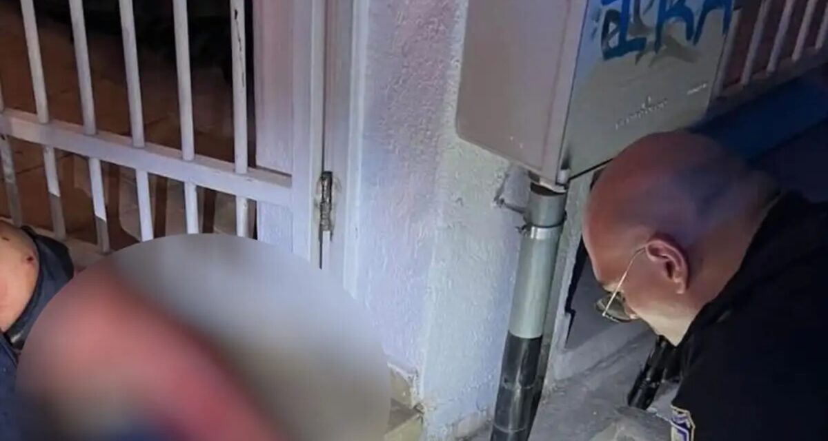 Αστυνομικός δίνει τις πρώτες βοήθειες στην 25χρονη