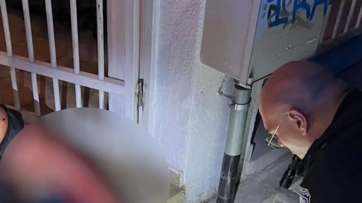 Αστυνομικός δίνει τις πρώτες βοήθειες στην 25χρονη