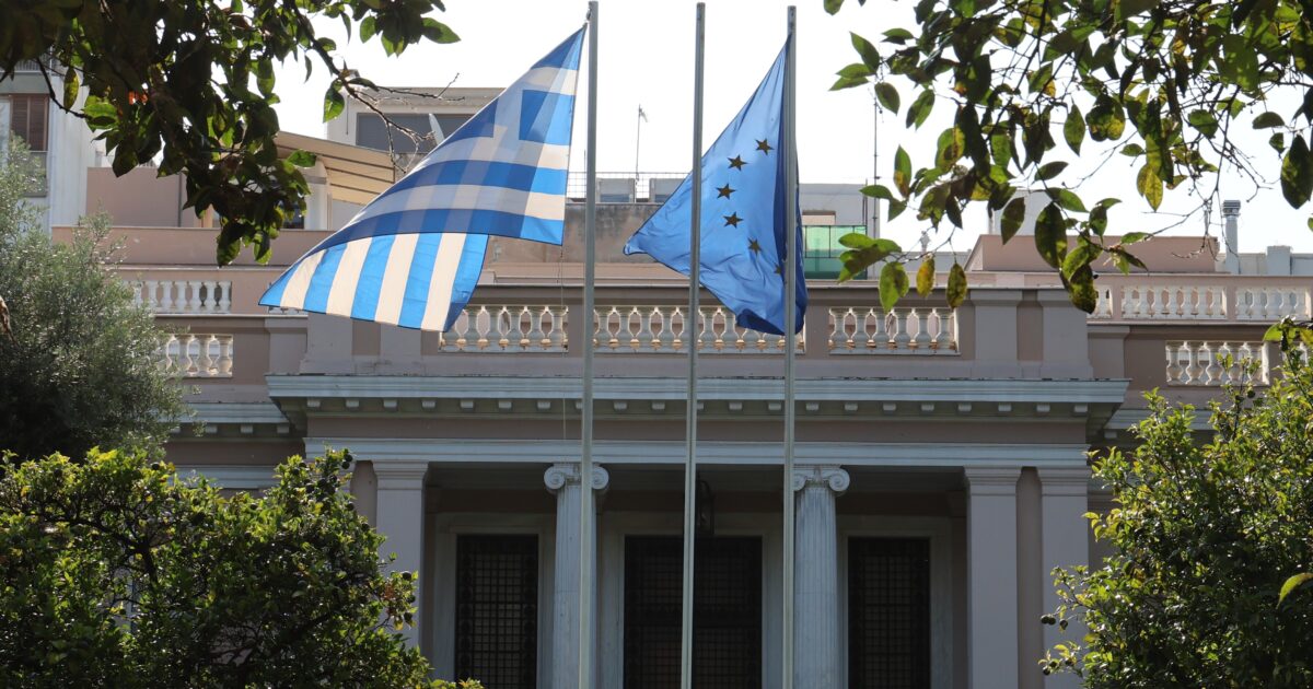 Κυβερνητικές πηγές κατά ΠΑΣΟΚ: Δεν απαντά για Στουρνάρα