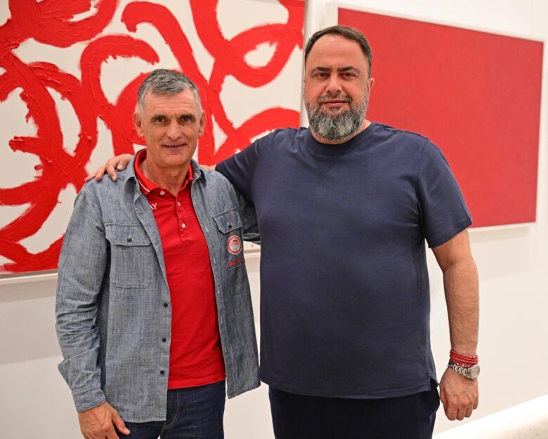 Ο Χοσέ Λουίς Μεντιλίμπαρ με τον Βαγγέλη Μαρινάκη