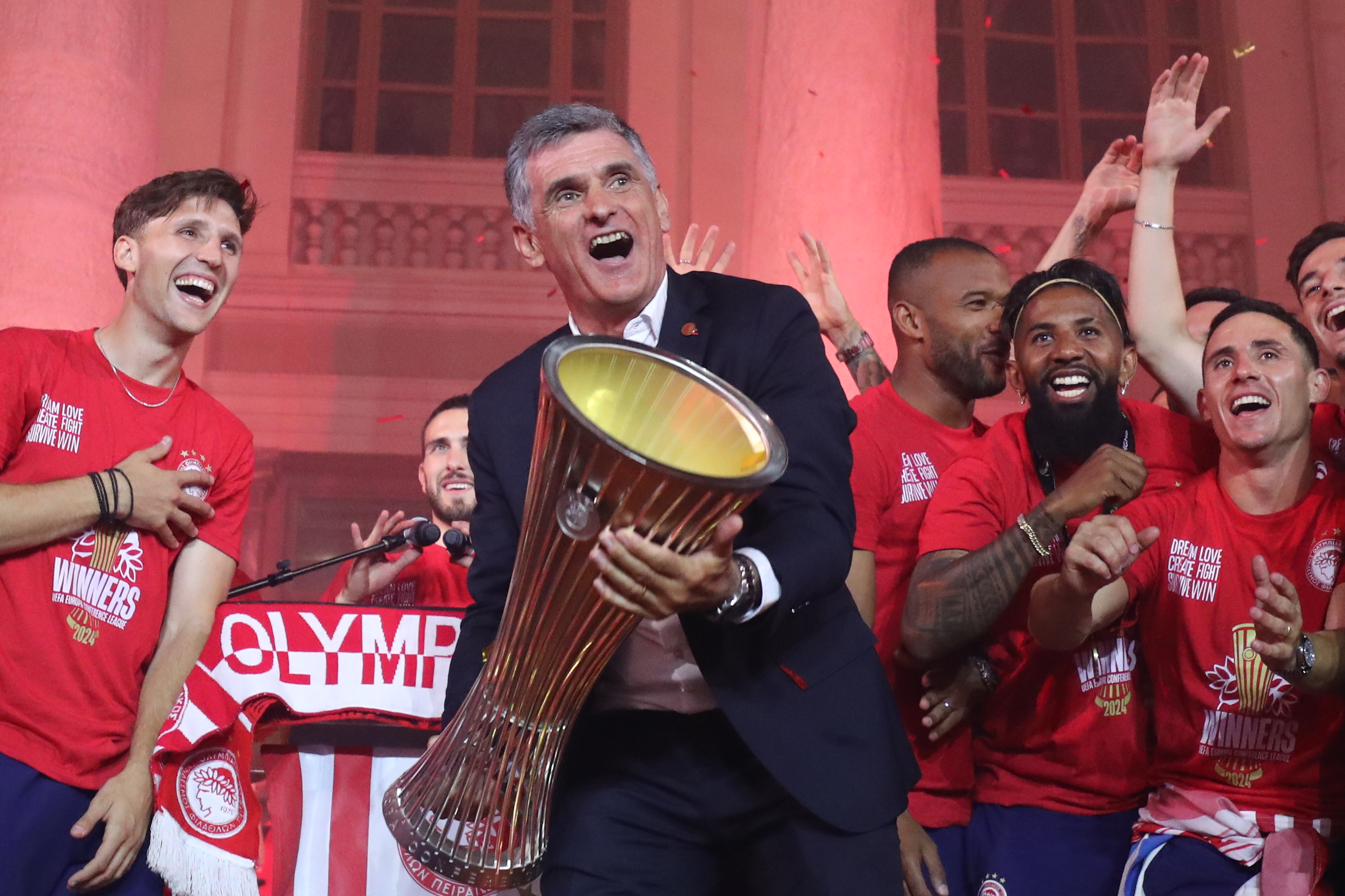 Τέλος εποχής για Μεντιλίμπαρ και Ολυμπιακό: Ο Βάσκος «στρατηγός» που τον ανέβασε στην κορυφή της Ευρώπης και φεύγει σαν φίλος