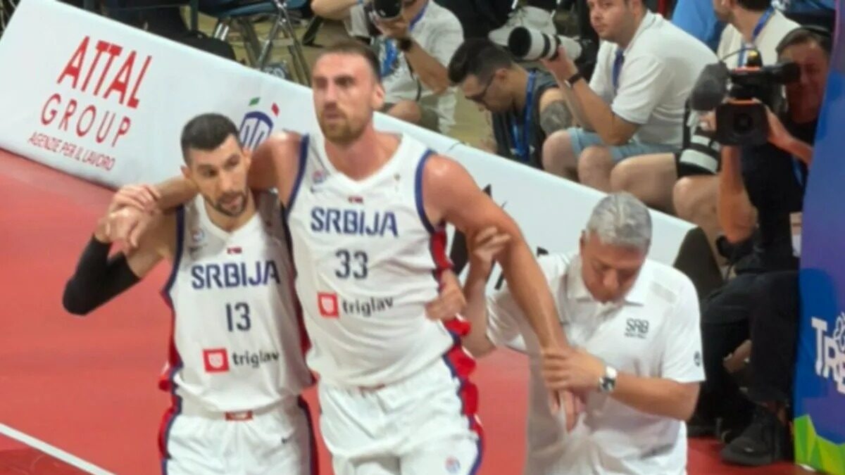 O Νίκολα Μιλουτίνοφ τραυματίστηκε και έφυγε υποβασταζόμενος από το Ιταλία – Σερβία