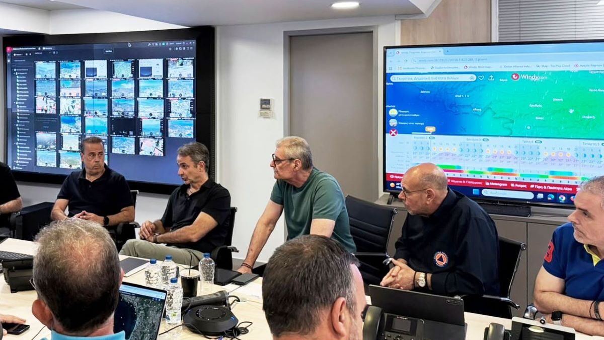 Ο Κυριάκος Μητσοτάκης στο Συντονιστικό Κέντρο της Πολιτικής Προστασίας