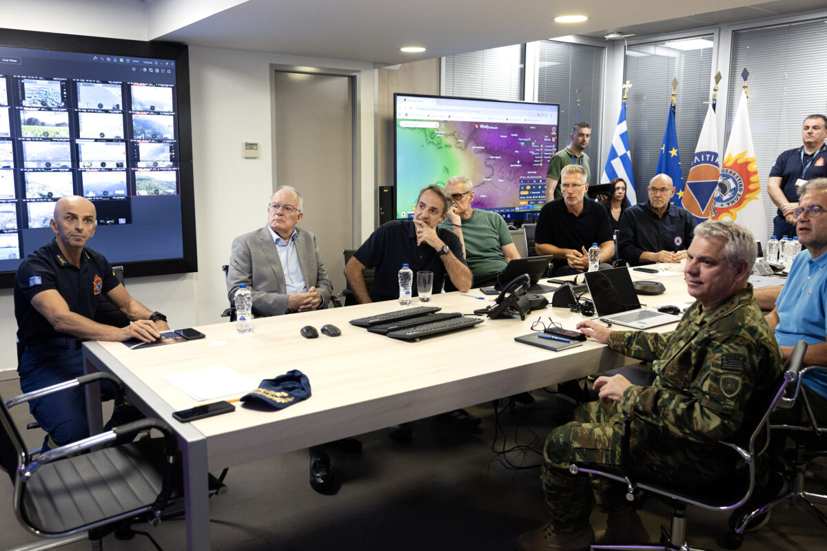O Mητσοτάκης στο Συντονιστικό της Πολιτικής Προστασίας μετά τη σύγκρουση των ελικοπτέρων στην Ψάθα: «Χάσαμε δύο μαχητές της πρώτης γραμμής»
