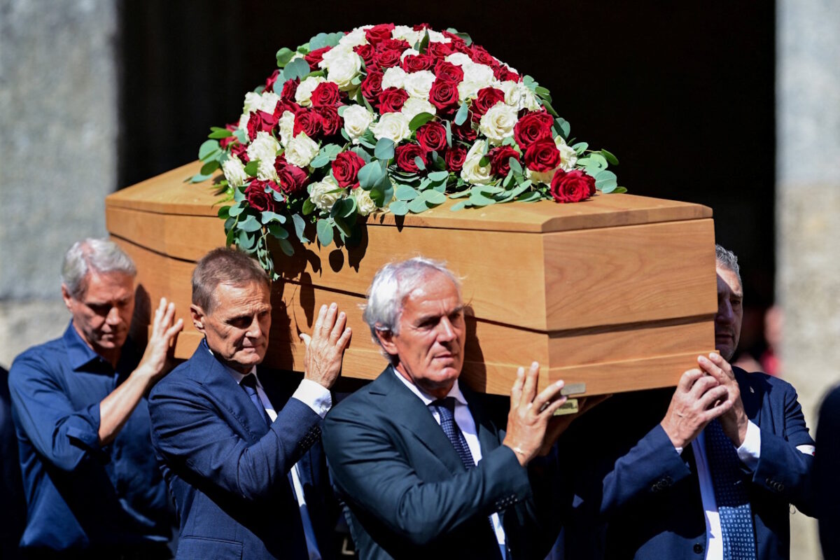 Φράνκο Μπαρέζι: Η Μίλαν και η Ιταλία αποχαιρέτησαν τον αιώνιο αρχηγό - Φαν Μπάστεν και Κοστακούρτα κουβάλησαν το φέρετρό του