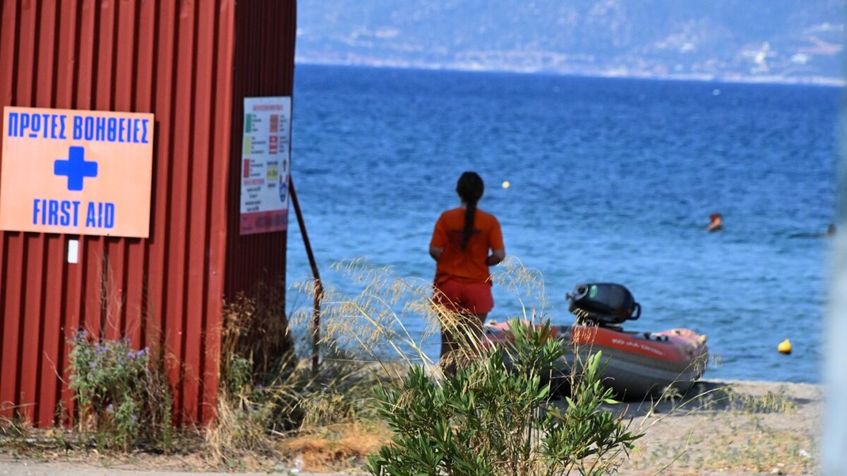 Ναυαγοσώστρια σε παραλία