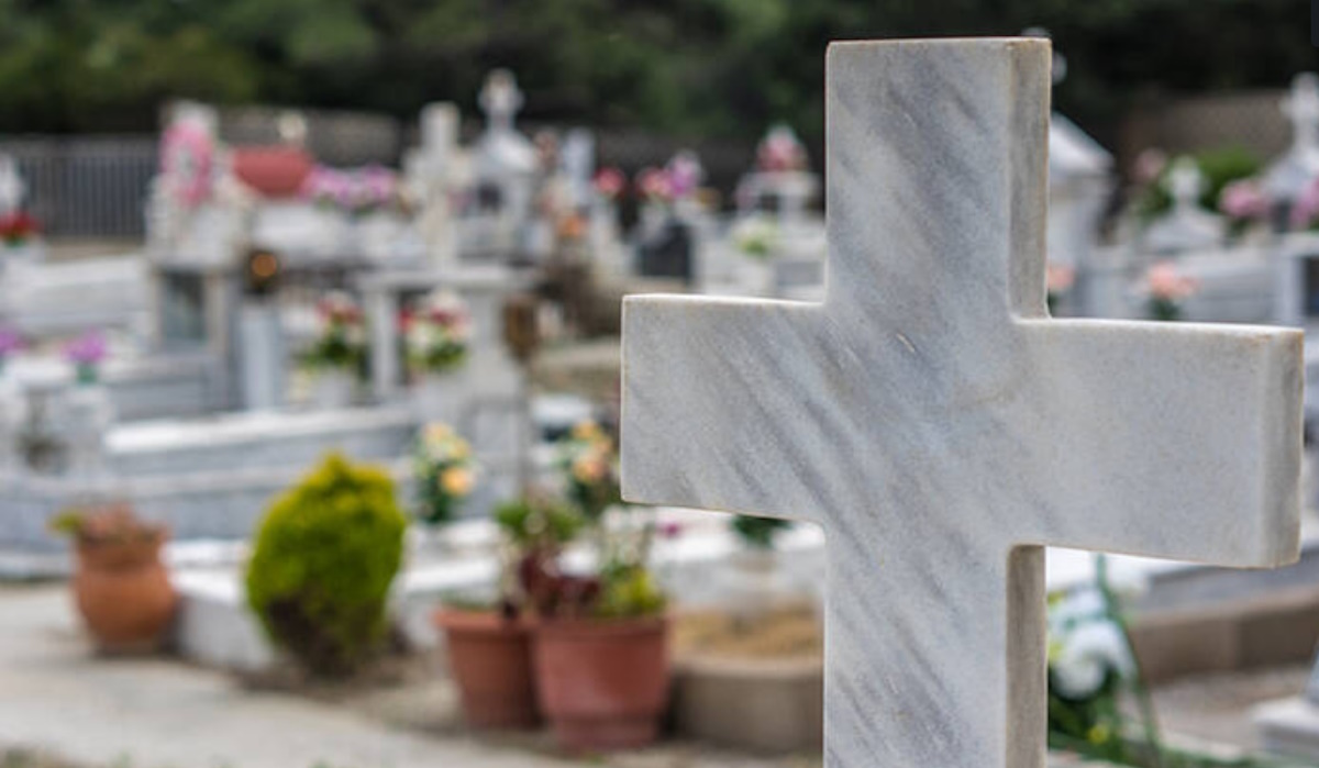 Λαμία: Σπαραγμός σε νεκροταφείο - Mάνα μέσα στον πόνο της νόμιζε ότι έκλεψαν τη σορό του γιου της
