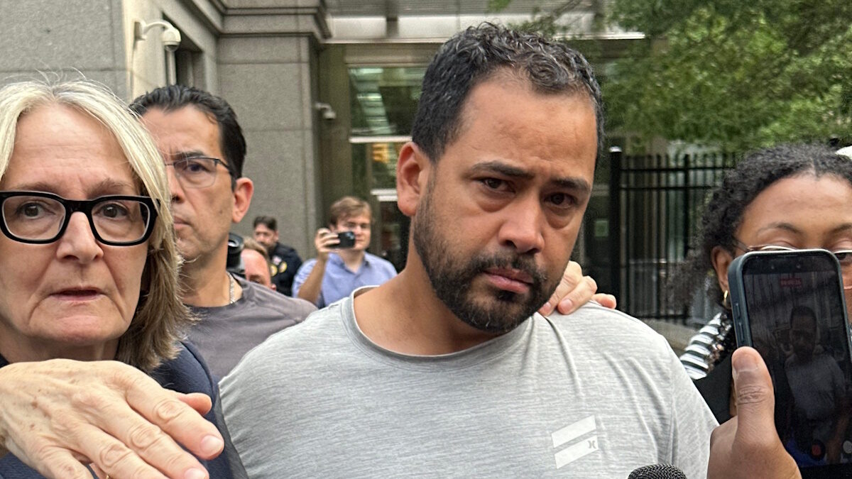 Ο καπετάνιος Μανουέλ Χερνάντες αφού του απαγγέλθηκαν κατηγορίες για τον θάνατο δύο ατόμων σε ατύχημα στο λιμάνι της Νέας Υόρκης