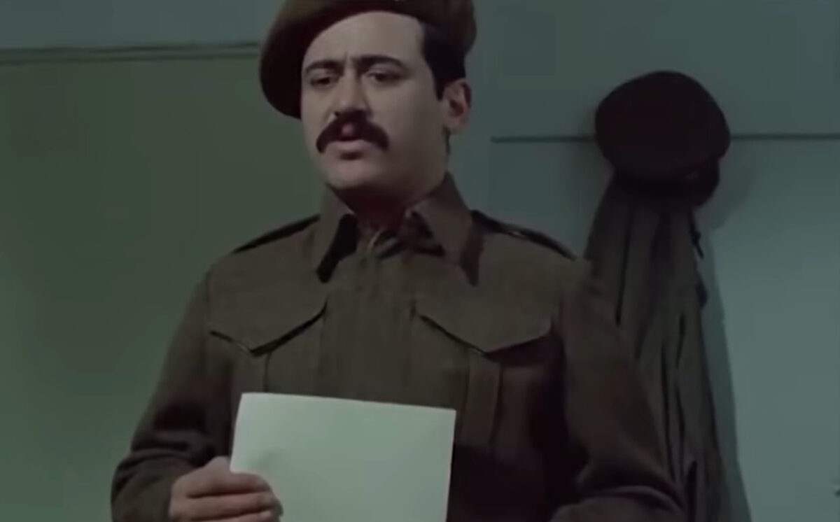 Νίκος Καλογερόπουλος: Ο θρυλικός ρόλος του Παπαδόπουλου στη «Λούφα και Παραλλαγή» που του χάρισε το πρώτο του βραβείο