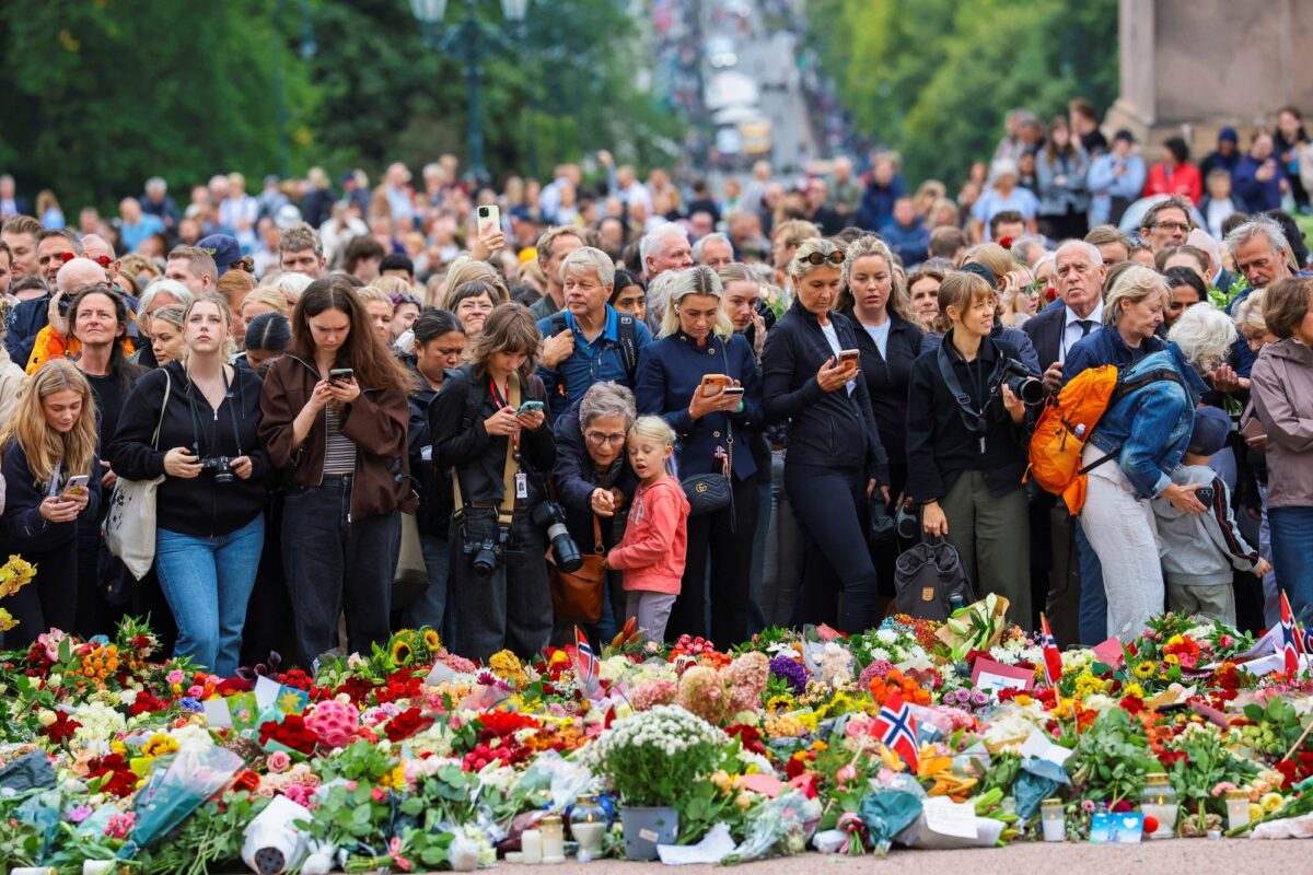 Mourners gather to pay their respects outside the Royal Palace, following the death of King Harald, in Oslo, Norway, August 28, 2026. NTB