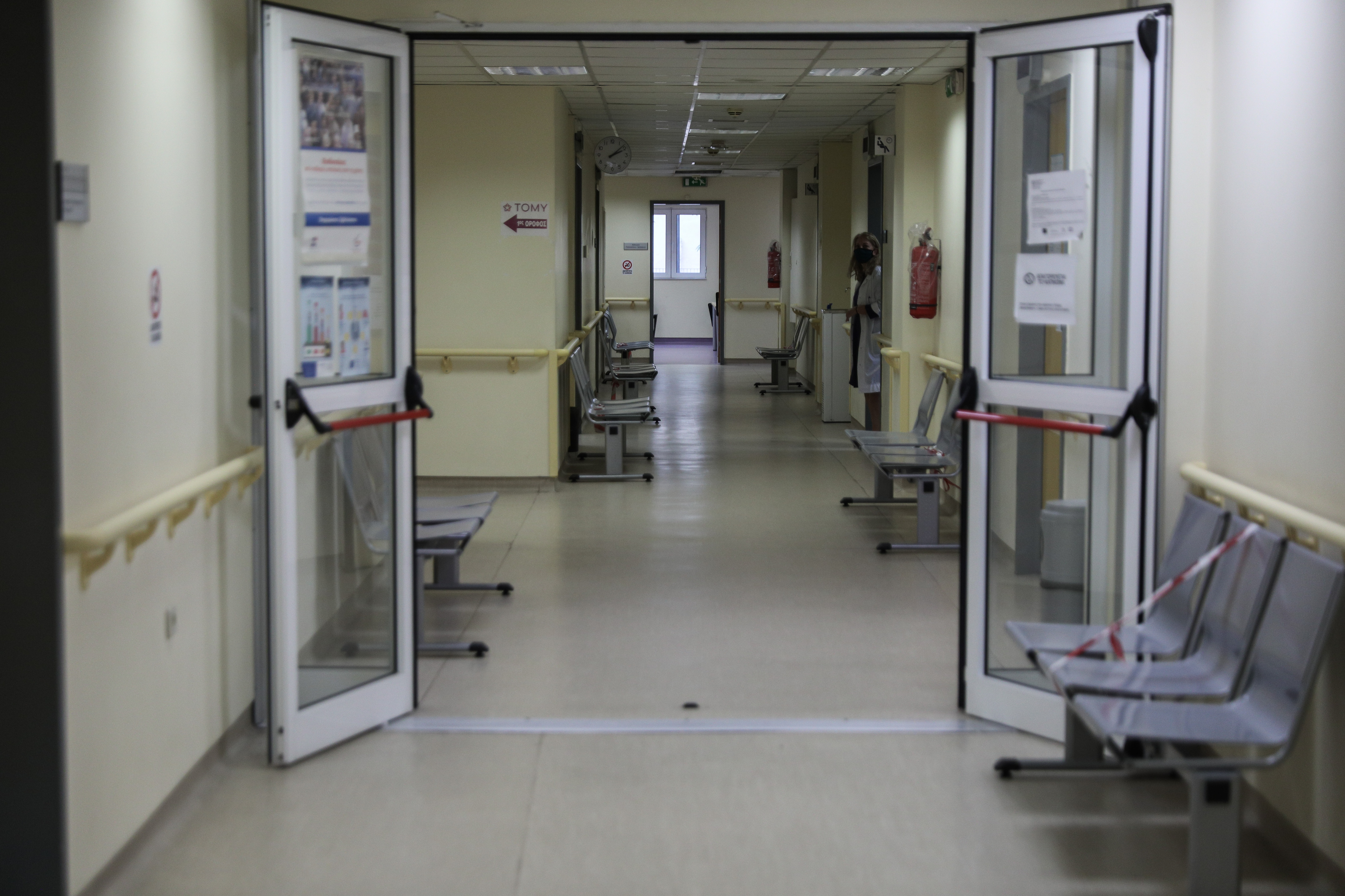 «Θερινή» γρίπη σε εφήβους και νέους: Γιατί αυξάνονται τα κρούσματα τον Ιούλιο και τον Αύγουστο