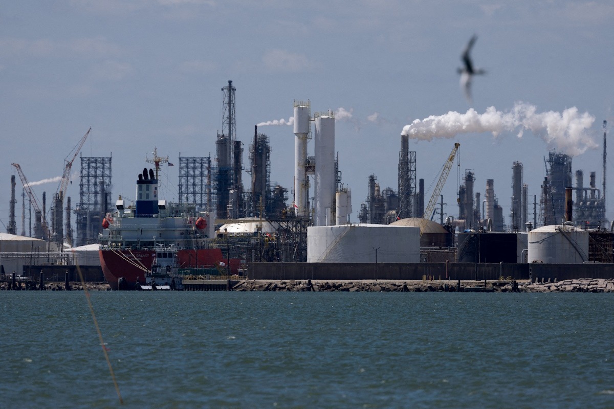 Κάτω από τα 80 δολάρια το Brent μετά τη συμφωνία Ιράν – Ομάν για τα Στενά του Ορμούζ