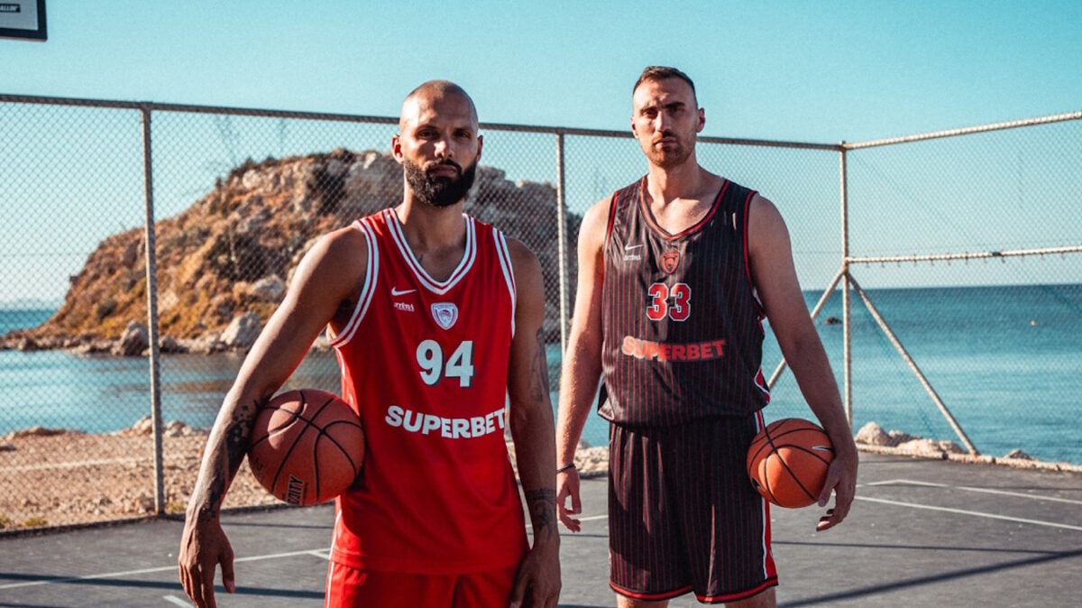 Αυτές είναι οι νέες ρετρό φανέλες του Ολυμπιακού που «γκρέμισαν» το ηλεκτρονικό κατάστημα