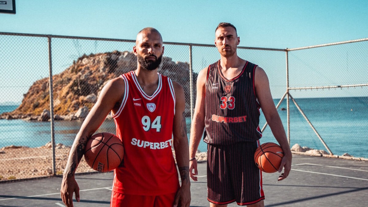 Αυτές είναι οι νέες ρετρό φανέλες του Ολυμπιακού που «γκρέμισαν» το ηλεκτρονικό κατάστημα