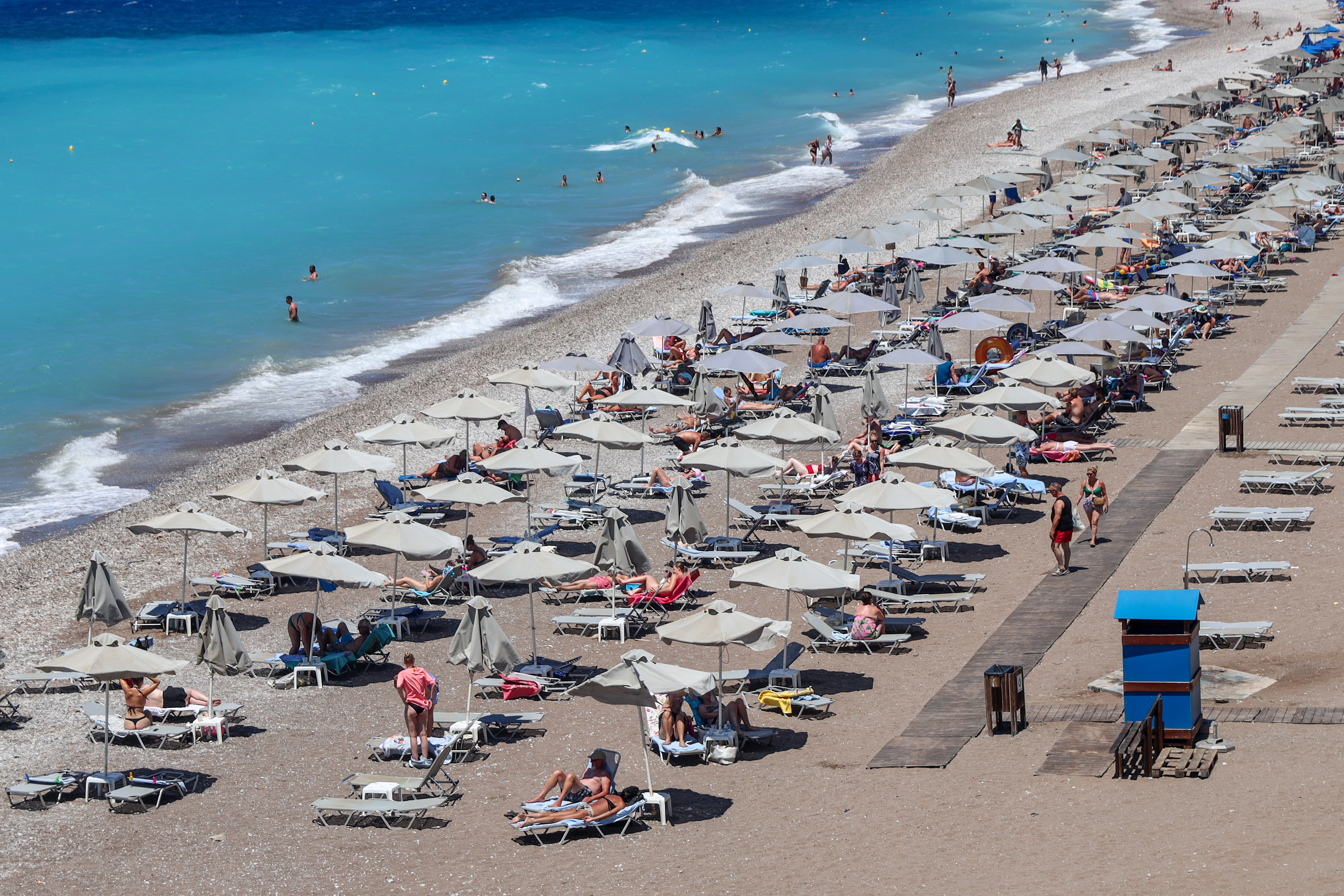 Χαλκιδική: Τοποθέτησαν και πάλι τις 100 ομπρέλες στην παραλία που είχε ξηλώσει ο δήμος Πολυγύρου