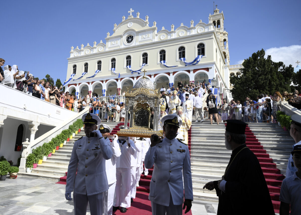 Δεκαπενταύγουστος στην Τήνο: Live η λιτάνευση της εικόνας της Παναγίας