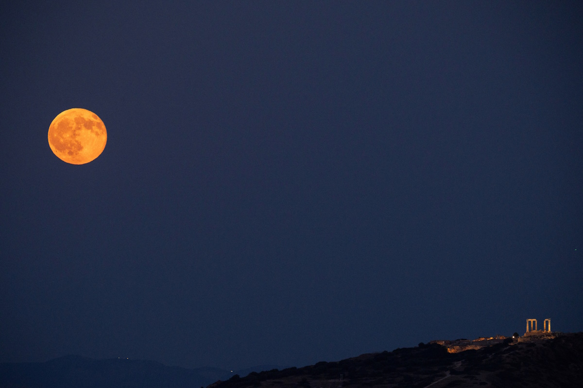 Η πανσέληνος, γνωστή ως «Sturgeon Moon», ανατέλλει δίπλα στον Ναό του Ποσειδώνα στο Σούνιο