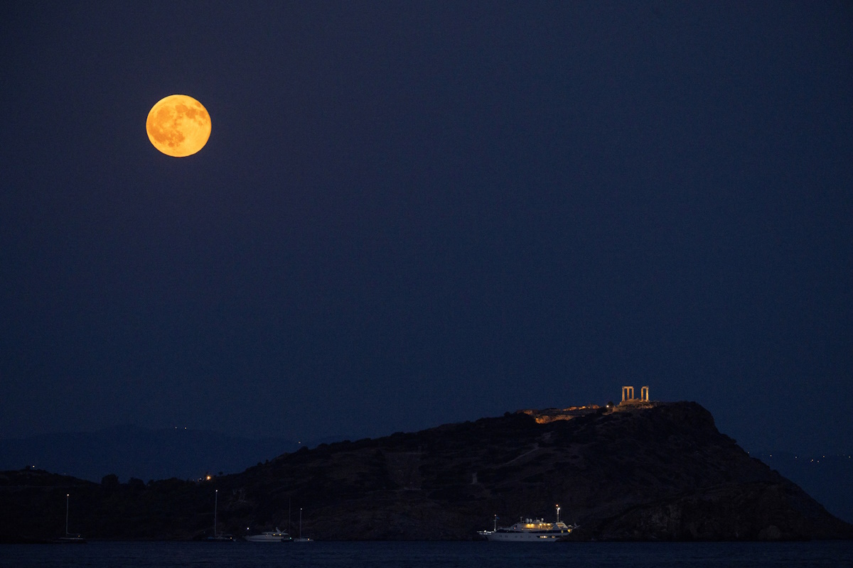 Η πανσέληνος, γνωστή ως «Sturgeon Moon», ανατέλλει δίπλα στον Ναό του Ποσειδώνα στο Σούνιο