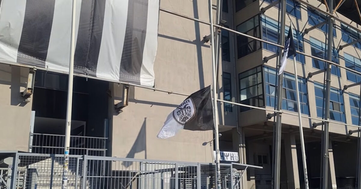 Μεσίστια σημαία για την πώληση του Κωνσταντέλια έξω απ’ την Τούμπα