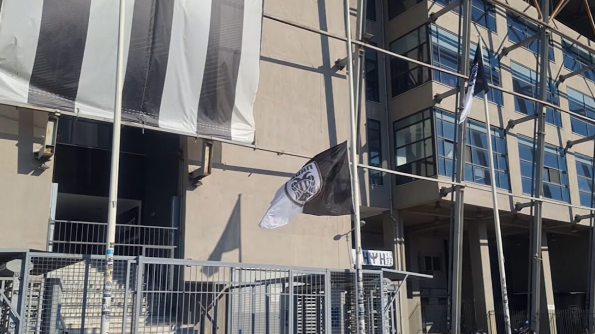 Μεσίστια σημαία για την πώληση του Κωνσταντέλια έξω απ’ την Τούμπα – «Λευτεριά στον ΠΑΟΚ» φώναξαν οι οπαδοί
