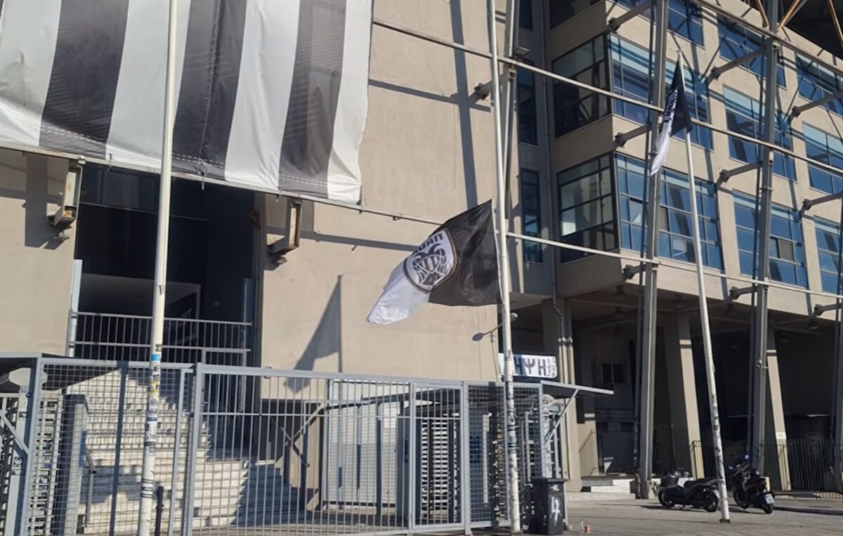Μεσίστια σημαία για την πώληση του Κωνσταντέλια έξω απ' την Τούμπα - «Λευτεριά στον ΠΑΟΚ» φώναξαν οι οπαδοί