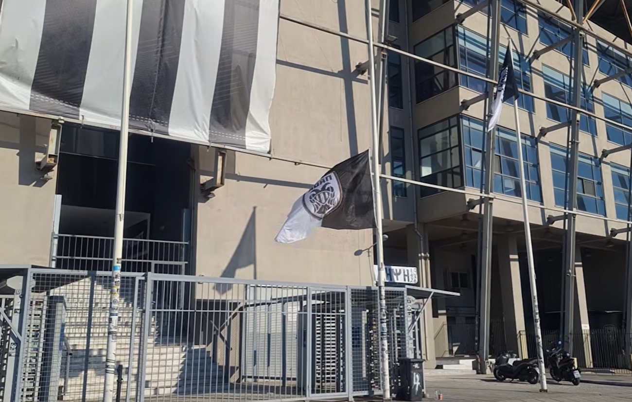Μεσίστια σημαία για την πώληση του Κωνσταντέλια έξω απ’ την Τούμπα – «Λευτεριά στον ΠΑΟΚ» φώναξαν οι οπαδοί