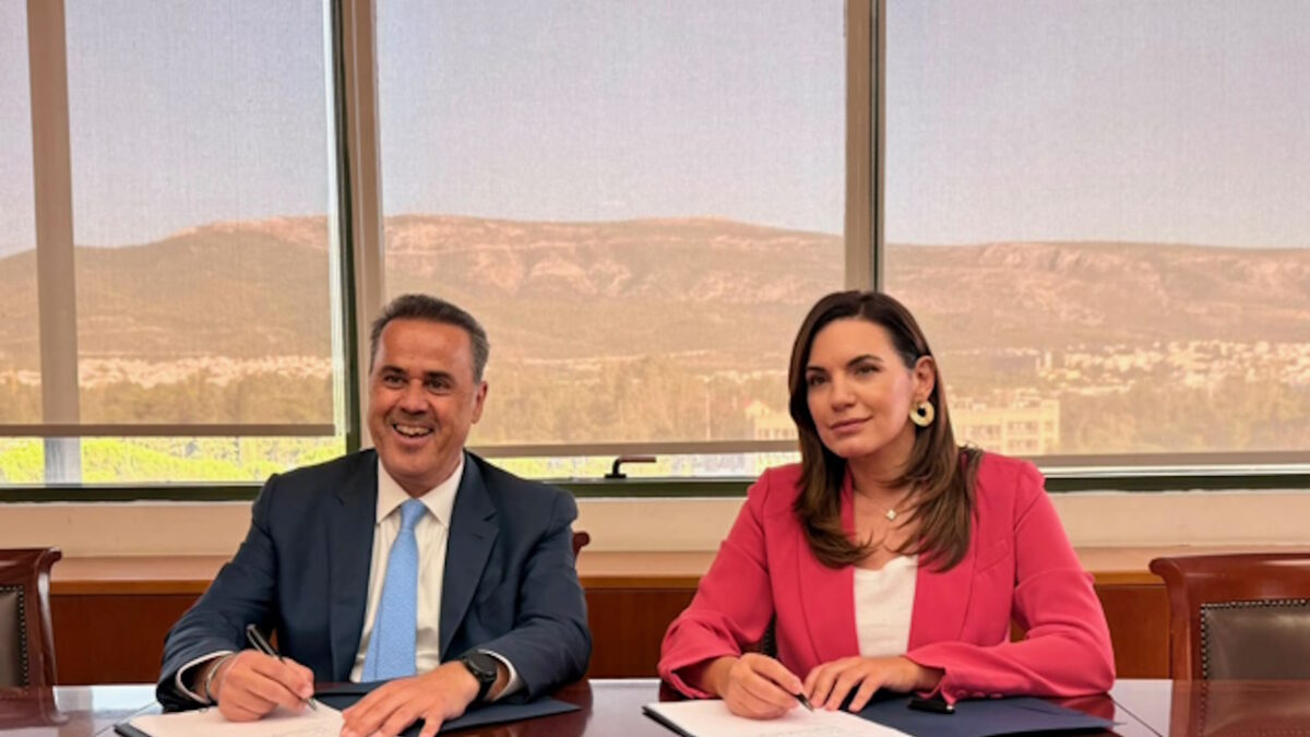 Η υπουργός Τουρισμού, όλγα Κεφαλογιάννη και ο υπουργός Περιβάλλοντος και Ενέργειας, Σταύρος Παπασταύρου