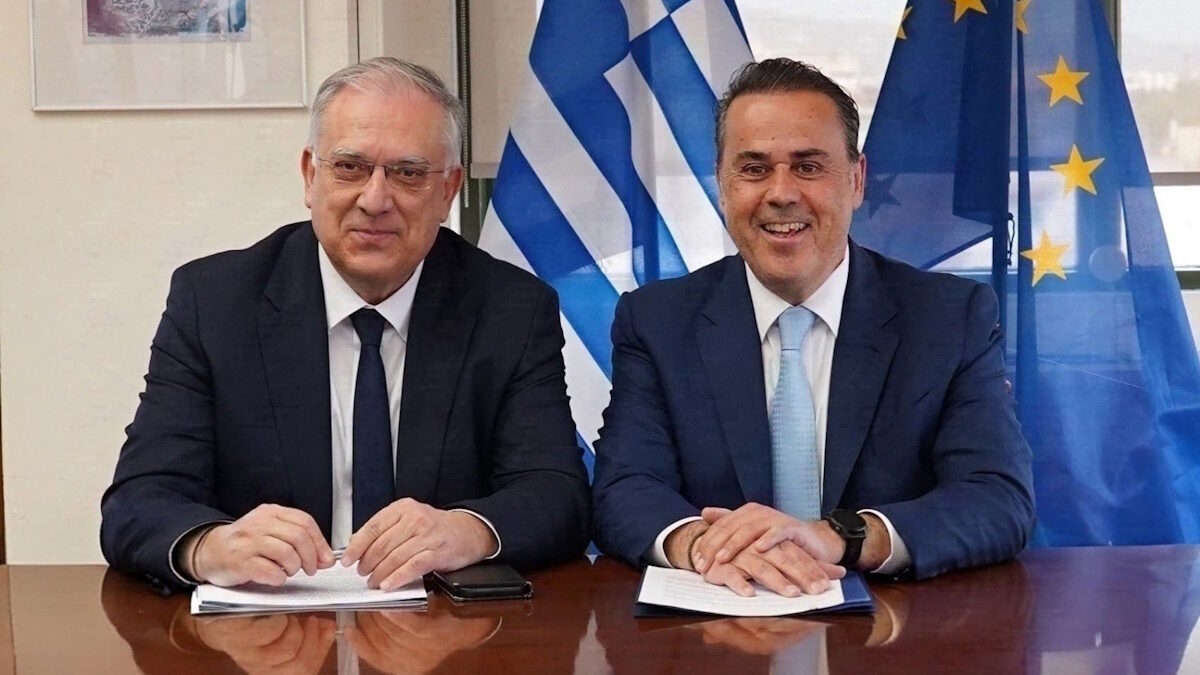 Ο υπουργός Ενέργειας και Περιβάλλοντος Σταύρος Παπασταύρου και ο υπουργός Ανάπτυξης Τάκης Θεοδωρικάκος