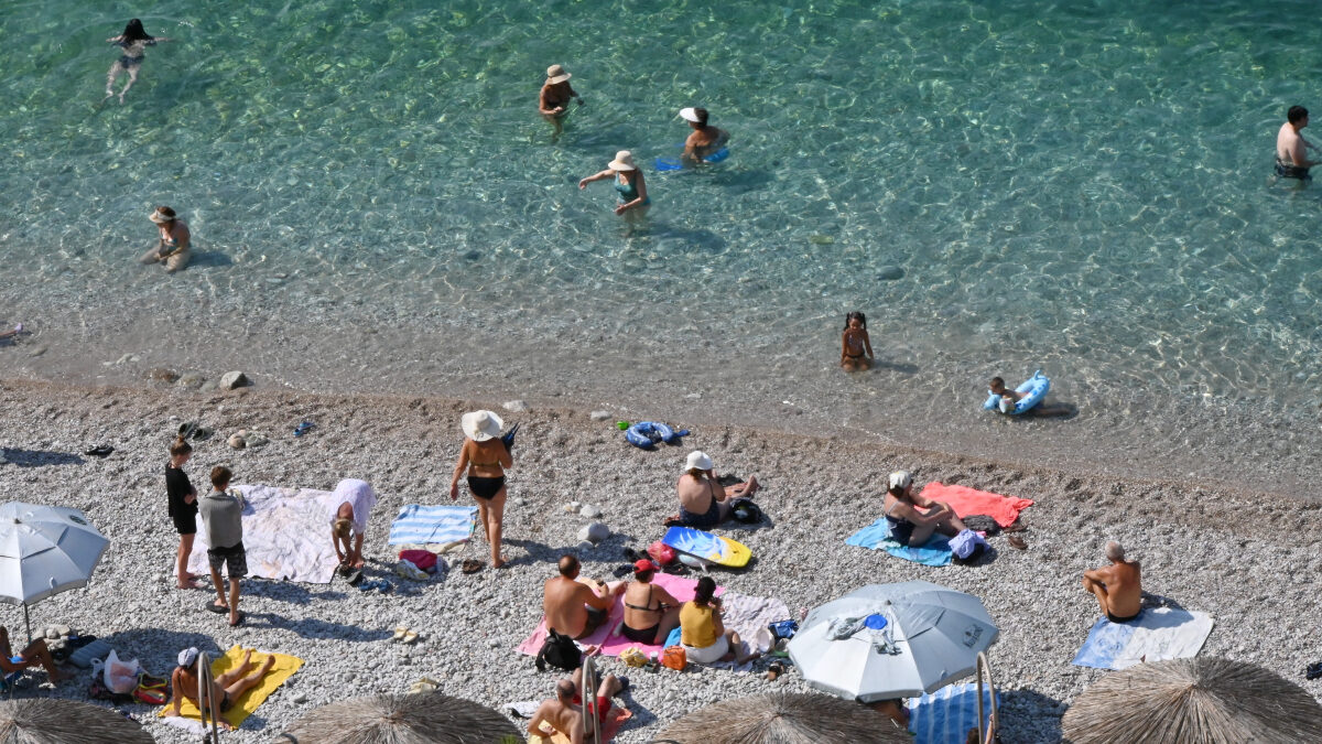 Κόσμος σε παραλία