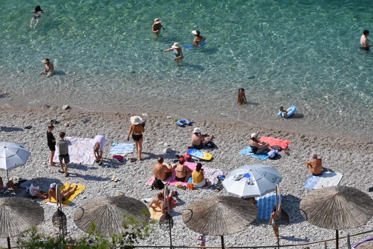 Κόσμος σε παραλία