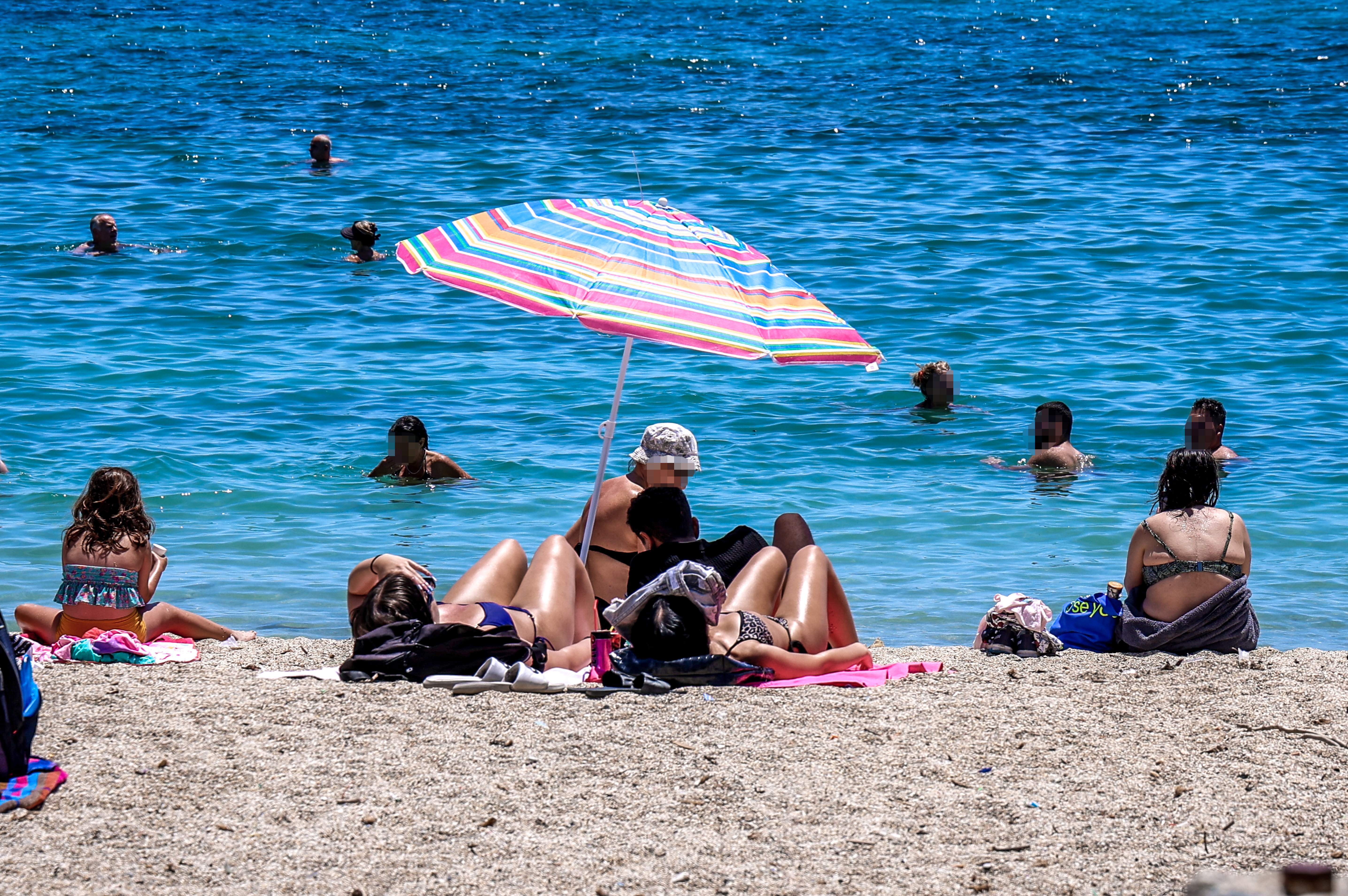 Ανεβαίνει από σήμερα η θερμοκρασία, επιμένουν οι δυνατοί άνεμοι - Τριήμερο κύμα ζέστης με 40°C από το Σάββατο