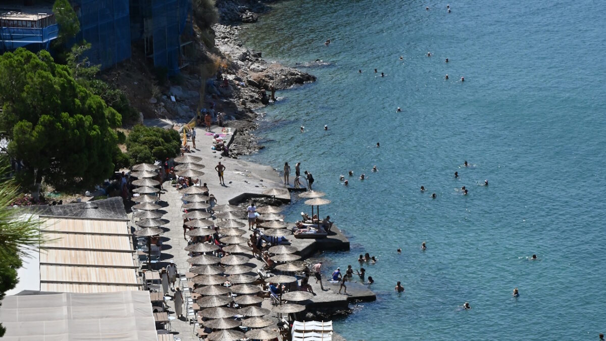 ΝΑΥΠΛΙΟ - ΖΕΣΤΗ ΚΑΙ ΒΟΥΤΙΕΣ ΣΤΗ ΠΑΡΑΛΙΑ ΤΗΣ ΑΡΒΑΝΙΤΙΑΣ.
