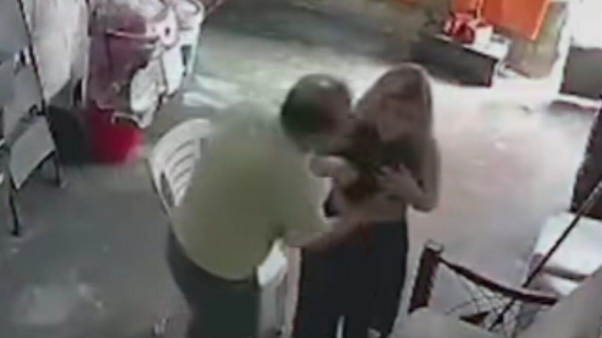 Βίντεο δείχνει τη στιγμή της σεξουαλικής επίθεσης σε 26χρονη τραγουδίστρια από μαέστρο ορχήστρας